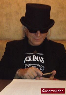 Martin Eden 'iPhone'